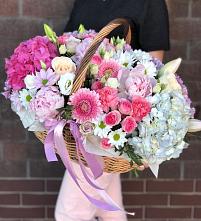 Композиция солнечный день в Почепском Цветочная композиция из Розы, Хризантемы, Пионы и Лизиантусы в корзине в Почепском